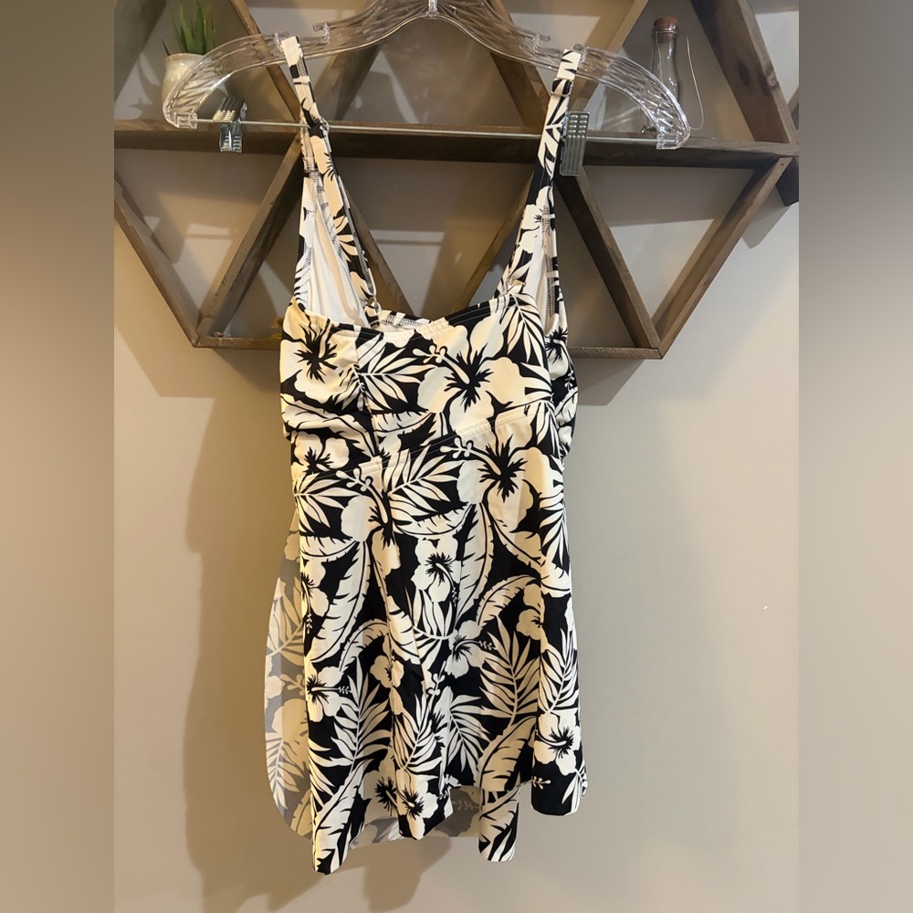 Lands' End Black and White Floral One Piece Swimsuit - Picture 4 of 6